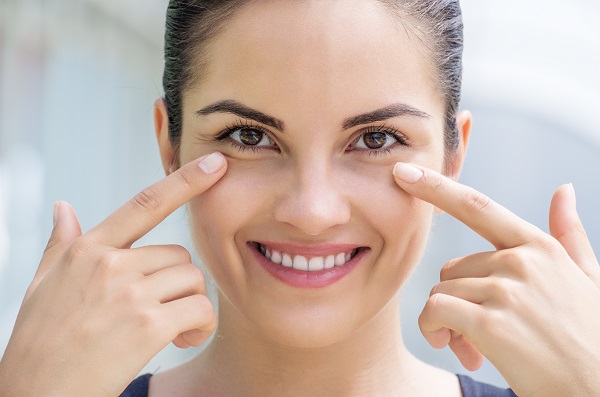 Kako okrepiti in obnoviti kožo okoli oči